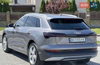 Позашляховик / Кросовер Audi e-tron 2019 в 