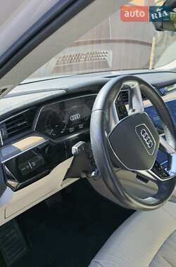 Внедорожник / Кроссовер Audi e-tron 2022 в 