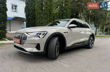 Позашляховик / Кросовер Audi e-tron 2021 в 