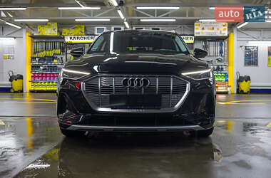 Внедорожник / Кроссовер Audi e-tron 2023 в 