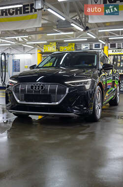 Внедорожник / Кроссовер Audi e-tron 2023 в 