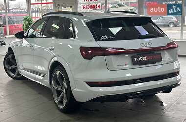 Позашляховик / Кросовер Audi e-tron 2022 в 