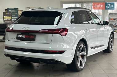 Позашляховик / Кросовер Audi e-tron 2022 в 