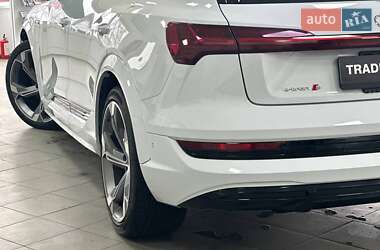 Позашляховик / Кросовер Audi e-tron 2022 в 