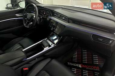 Позашляховик / Кросовер Audi e-tron 2022 в 