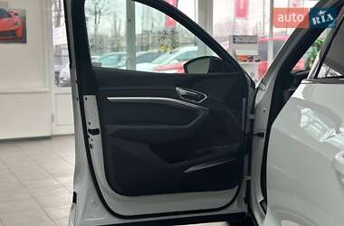 Позашляховик / Кросовер Audi e-tron 2022 в 