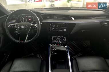 Позашляховик / Кросовер Audi e-tron 2022 в 