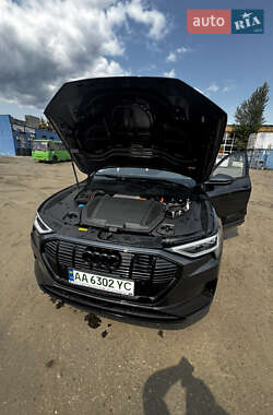 Внедорожник / Кроссовер Audi e-tron 2023 в 