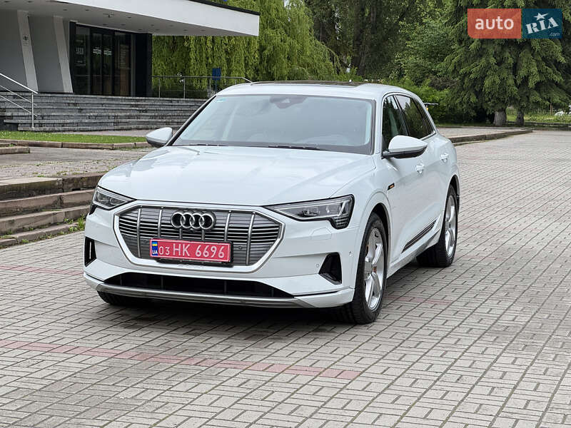 Позашляховик / Кросовер Audi e-tron 2021 в 