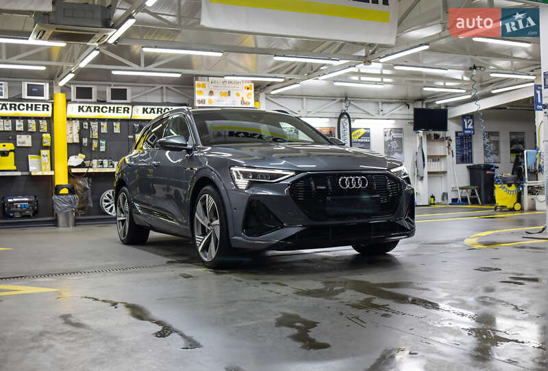 Позашляховик / Кросовер Audi e-tron 2021 в Чернівцях
