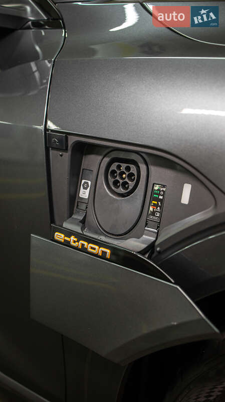 Позашляховик / Кросовер Audi e-tron 2021 в Чернівцях