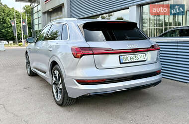 Внедорожник / Кроссовер Audi e-tron 2022 в 