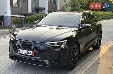 Внедорожник / Кроссовер Audi e-tron 2023 в 