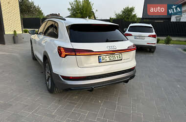 Позашляховик / Кросовер Audi e-tron 2021 в 
