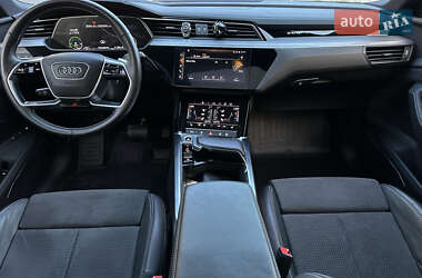 Позашляховик / Кросовер Audi e-tron 2021 в 