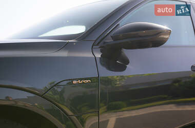 Внедорожник / Кроссовер Audi e-tron 2020 в 