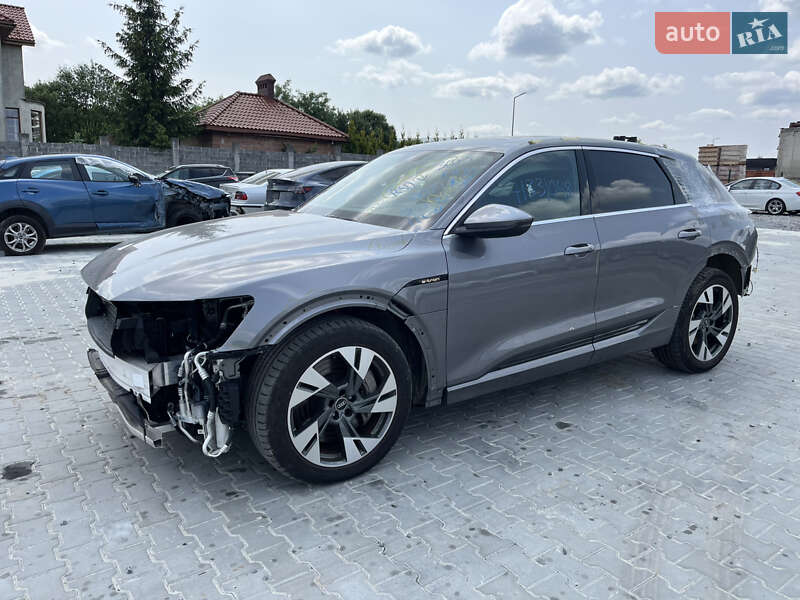 Внедорожник / Кроссовер Audi e-tron 2022 в 