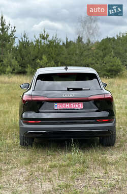 Внедорожник / Кроссовер Audi e-tron 2022 в 
