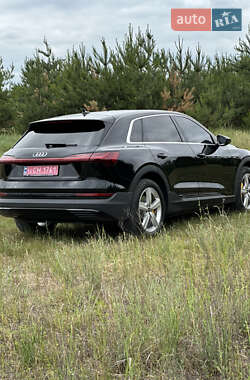 Внедорожник / Кроссовер Audi e-tron 2022 в 