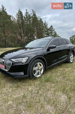 Внедорожник / Кроссовер Audi e-tron 2022 в 