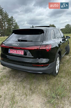 Внедорожник / Кроссовер Audi e-tron 2022 в 