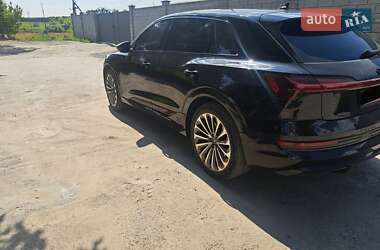 Внедорожник / Кроссовер Audi e-tron 2021 в 