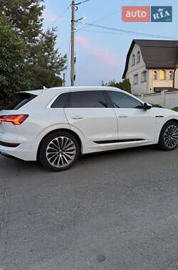 Позашляховик / Кросовер Audi e-tron 2019 в 