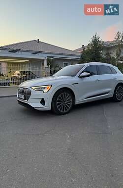 Позашляховик / Кросовер Audi e-tron 2019 в 