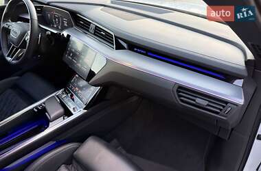 Внедорожник / Кроссовер Audi e-tron 2022 в 