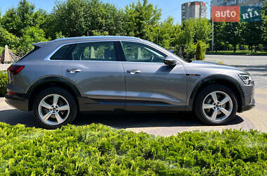 Позашляховик / Кросовер Audi e-tron 2021 в 
