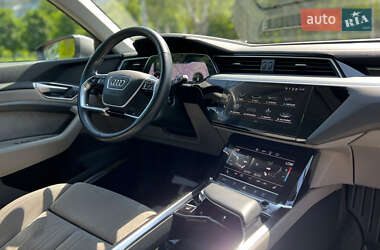 Позашляховик / Кросовер Audi e-tron 2021 в 