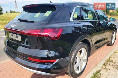 Позашляховик / Кросовер Audi e-tron 2022 в 