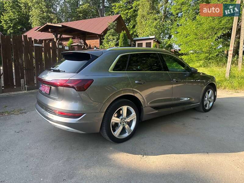 Позашляховик / Кросовер Audi e-tron 2019 в Тлумачі
