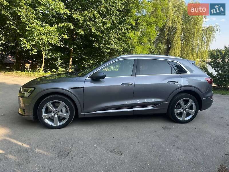 Позашляховик / Кросовер Audi e-tron 2019 в Тлумачі