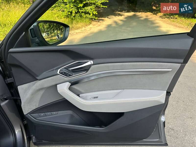Позашляховик / Кросовер Audi e-tron 2019 в Тлумачі