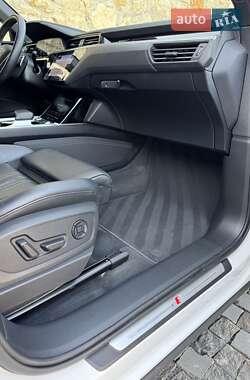 Внедорожник / Кроссовер Audi e-tron 2020 в 