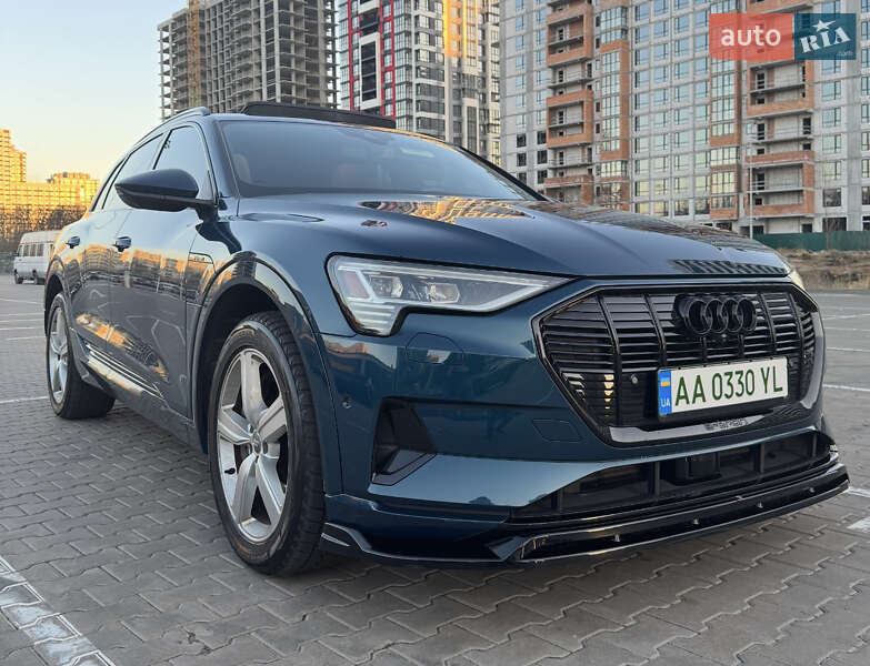 Позашляховик / Кросовер Audi e-tron 2019 в 