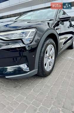 Внедорожник / Кроссовер Audi e-tron 2022 в 