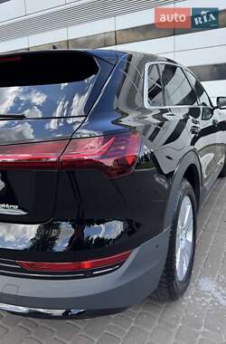 Внедорожник / Кроссовер Audi e-tron 2022 в 