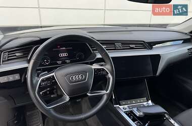 Внедорожник / Кроссовер Audi e-tron 2022 в 