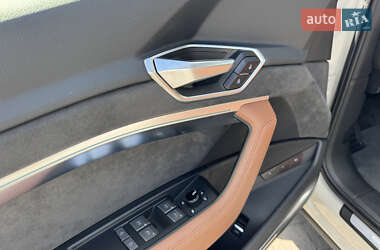 Позашляховик / Кросовер Audi e-tron 2020 в 