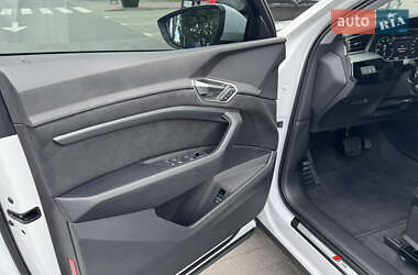 Позашляховик / Кросовер Audi e-tron 2023 в 