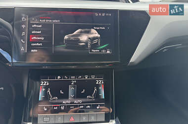 Позашляховик / Кросовер Audi e-tron 2023 в 