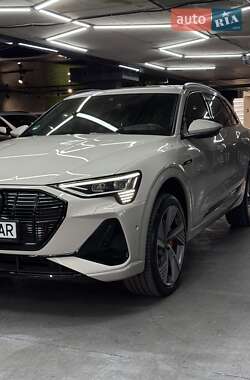 Позашляховик / Кросовер Audi e-tron 2022 в 