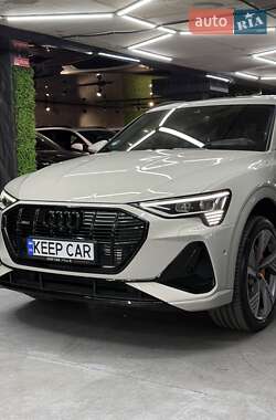 Позашляховик / Кросовер Audi e-tron 2022 в 