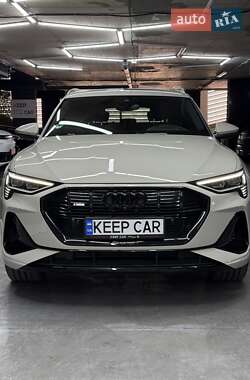 Позашляховик / Кросовер Audi e-tron 2022 в 