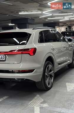 Позашляховик / Кросовер Audi e-tron 2022 в 