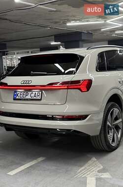 Позашляховик / Кросовер Audi e-tron 2022 в 