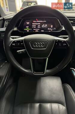 Позашляховик / Кросовер Audi e-tron 2022 в 