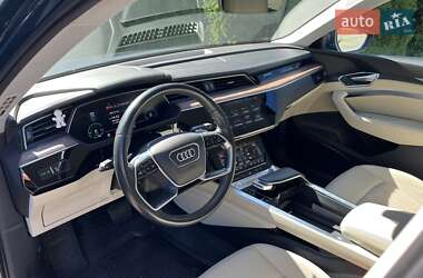 Позашляховик / Кросовер Audi e-tron 2019 в 